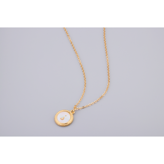 Golden pendant with insertion of a pearly shell medallion decorated with the letter “Thâ”ث